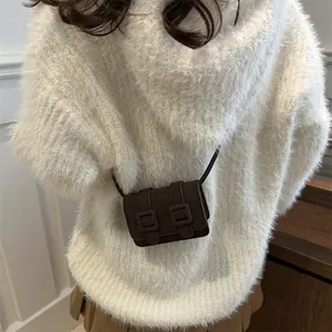 Retro donkerbruine mini crossbodytas met krokodillenpatroon op model met witte trui