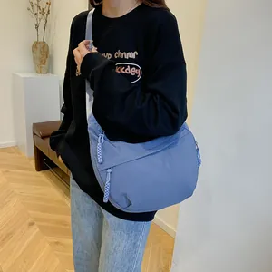 Minimalistische hellblaue Halbmond-Nylon-Tragetasche mit geflochtenem Reißverschluss-Detail