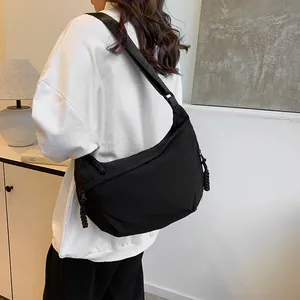 Minimalistische schwarze Umhängetasche mit großem Fassungsvermögen und Schultergurt