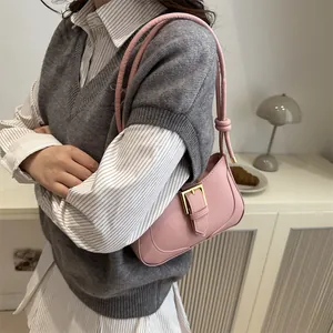 Sac croissant en cuir rose pâle élégant avec boucle dorée et détail de nœud
