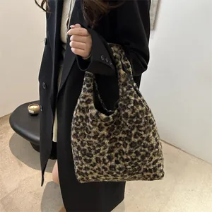 Sac fourre-tout d'hiver à imprimé léopard en peluche douce pour un style automnal chic