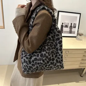 Sac fourre-tout tendance en peluche léopard pour femme porté à l'épaule dans une pièce cosy