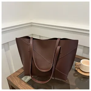 Dettaglio della borsa tote marrone vintage con cuciture a busta su pelle sintetica