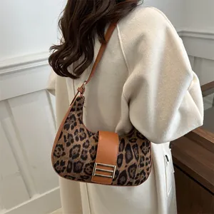 Sac sous le bras chic à motif léopard pour femme avec bordures en cuir marron et boucle