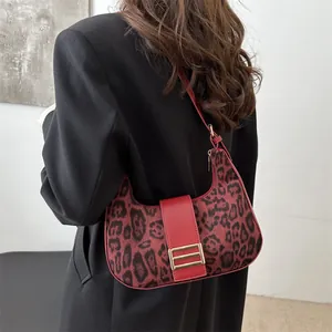 Sac hobo croissant rouge à motif léopard en daim avec boucle dorée et cuir