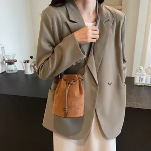 Borsa a secchiello retrò in camoscio marrone con coulisse e tracolla sottile elegante