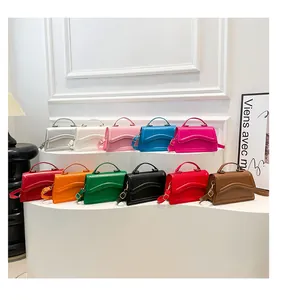 Detailansicht verschiedener Farben der kleinen quadratischen Taschen aus glattem PU-Leder