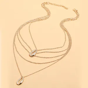 Collar de capas dorado con colgantes geométricos de corazón y concha con cadena de metal