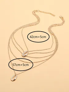Detalle de collar doble dorado de 42cm y 57cm con colgantes de caracola de metal fino
