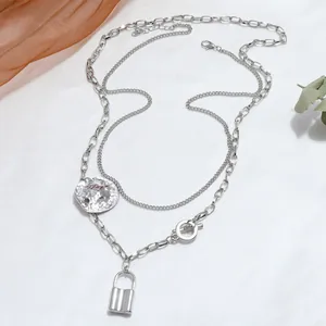 Detalles de un collar plateado de doble capa con colgante de nácar y cierre