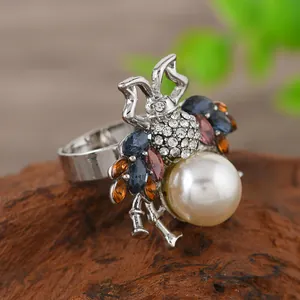 Anillo de abeja vintage con perla crema y alas de cristal de colores en banda de plata