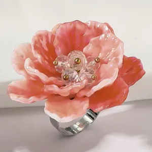 Anillo de pétalos de resina rosa con centro de cristal y banda de plata ajustable