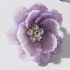 Anillo de flor de resina ajustable con pétalos en degradado púrpura y detalles de perlas
