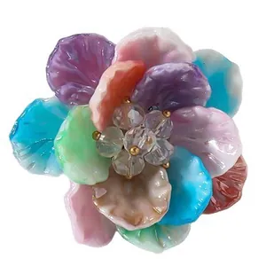 Anillo ajustable de resina con flores de colores vibrantes y centro de perlas finas