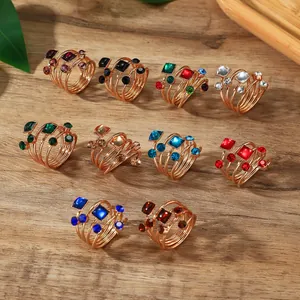 Set mehrlagiger Spiralringe mit farbigen Steinen in verschiedenen glänzenden Ausführungen