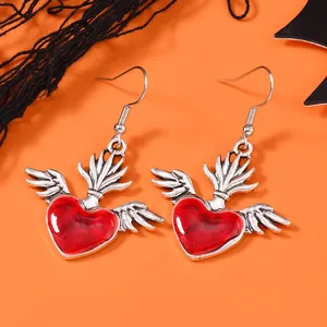 Ohrringe mit silbernen Flügeln, rotem Herz und Flammen im Gothic-Stil für Halloween
