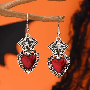 Gothic Herz Ohrringe mit roten Steinen und Silberfiligran auf Halloween Zweig Display
