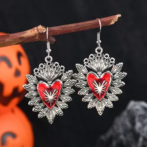 Gotische Silber-Herzohrringe mit roter Emaille und Sternmuster auf einem Holzzweig