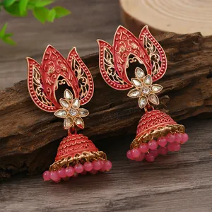 Vintage rote Jhumka Ohrringe mit goldenen Glocken und weißen Strasssteinen