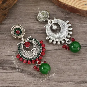 Detailansicht der Abmessungen von Vintage-Boho-Ohrringen mit Glocken und Strasssteinen