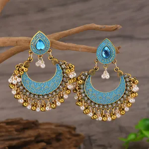 Böhmische indische Glockenohrringe mit blauem Emaille, Tropfensteinen und Perlenfransen