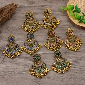 Details von Vintage-Boho-Jhumka-Ohrringen mit feiner Blumenschnitzerei und goldener Perlenquaste