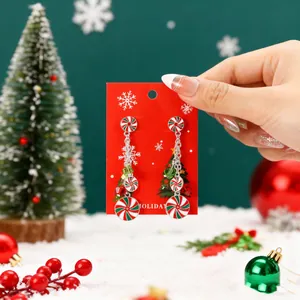 Orecchini pendenti a lecca-lecca di Natale con perline a tema su carta regalo