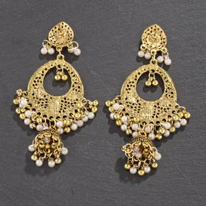 Detail von Vintage Boho Gold-Ohrringen mit hohler Schnitzerei, Perlen und Glocken
