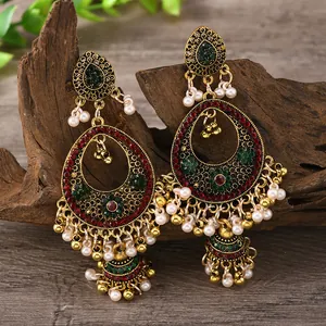Vintage Jhumka Ohrringe aus goldener Legierung mit roten grünen Perlen und Weiß