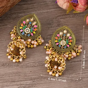 Detailansicht von Boho-Jhumka-Ohrringen mit rosa Perlenimitaten und goldenen Kugeln