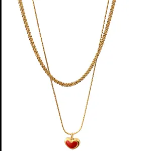 Dettaglio della collana doppia in oro con catena a spirale e pendente a cuore rosso