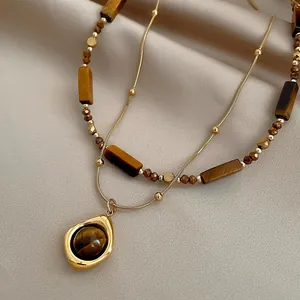 Collier double rang vintage doré avec pierres œil de tigre et pendentif goutte sur soie