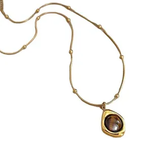 Collier rétro perlé avec œil de tigre et pendentif doré irrégulier pour femme