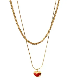 Collana a doppio strato in titanio dorato con ciondolo a cuore in smalto rosso minimal