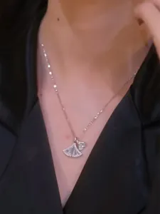 Gros plan du collier feuille de ginkgo argenté avec pavé de zircons sur mannequin
