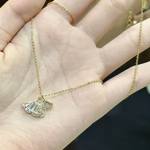 Collier élégant en feuille de ginkgo dorée serti de zircons sur chaîne fine