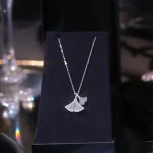Collier élégant en argent avec feuilles de ginkgo et cristaux dans un coffret noir