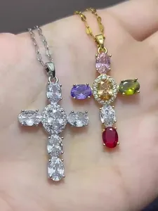 Détails de pendentifs en forme de croix avec zircons multicolores et finitions métalliques