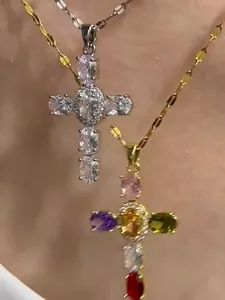 Détail macro de pendentifs croix avec zircons colorés et serti micro-pavé sur modèle