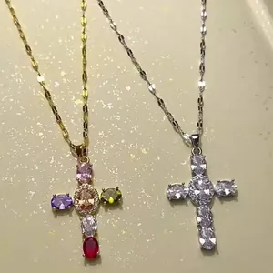 Collier Pendentif Croix en Zircon Coloré en Acier Inoxydable pour Femme Élégante Chaîne de Clavicule en Cuivre Plaqué Or Bijoux Cadeau