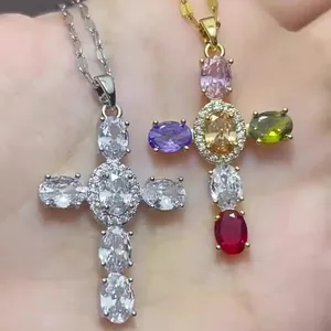 Colliers pendentifs croix avec zircons colorés en finitions dorée et argentée