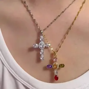 Collier croix pour femmes avec pendentifs ajourés sertis de zircons colorés brillants