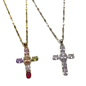 Colliers pendentifs croix avec pierres de zircon colorées en finition or et argent