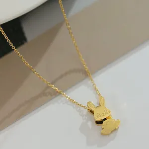 Collier avec pendentif lapin doré poli et design mécanique 3D sur une chaîne à maillons