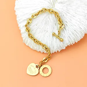 Gouden roestvrijstalen schakelarmband met hartvormige hanger en een OT-sluiting