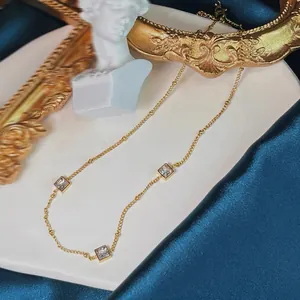 Franse stijl 18K vergulde titanium stalen ketting met vierkante zirkonia hangers