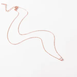 Dettaglio del pendente con zircone a castone su una collana oro rosa con chiusura a moschettone