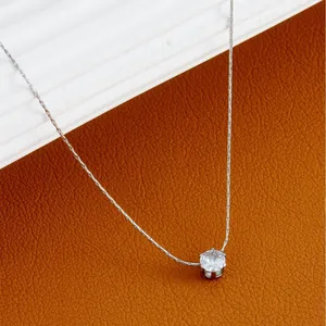Elegante collar de acero de titanio plateado con un colgante de circón redondo brillante