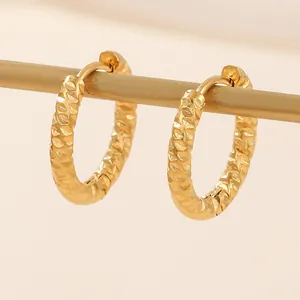 Goldene Creolen mit funkelnder Diamantschliff-Struktur im französischen minimalistischen Stil