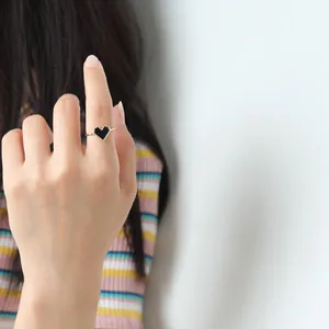 Bague ajustable style français avec cœur noir et bordure dorée pour femmes